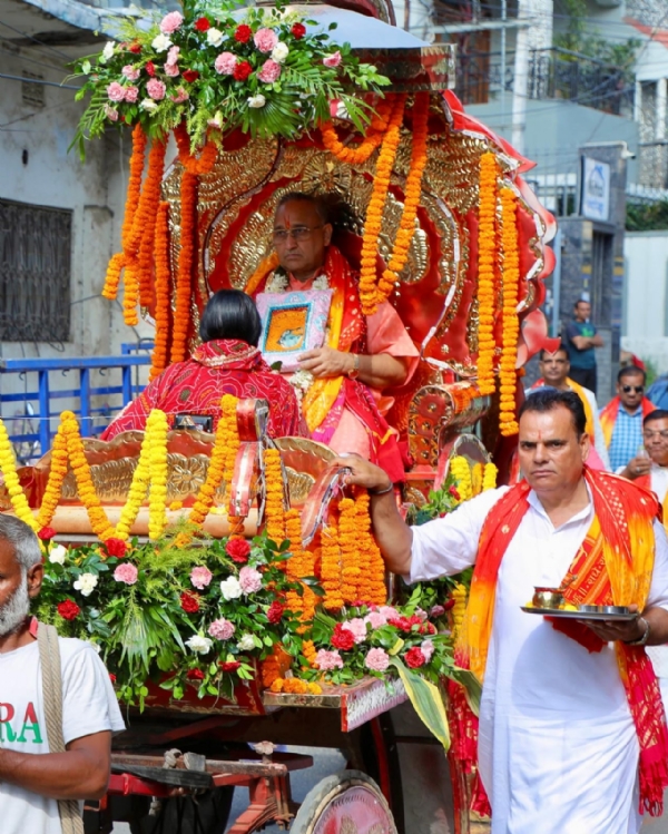 कथास्थल तक जाते कथावाचक श्रीकांत शर्मा कथास्थल तक जाते कथावाचक श्रीकांत शर्मा