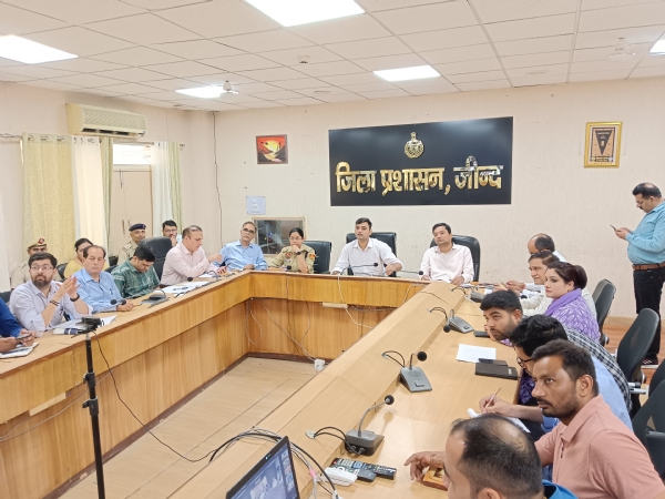 बैठक की अध्यक्षता करते हुए एडीसी विवेक आर्य।