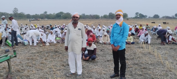 पूजन करते ग्रामीण