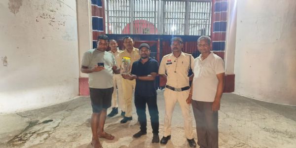 कोरबा जिला जेल के प्रवेश द्वार में बैठा था फन फैलाएं नाग, रेस्क्यू कर जंगल में छोड़ा