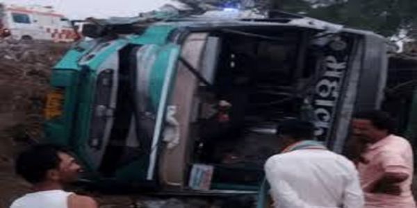 रायसेन: टैंकर से टक्कर के बाद खेत में पलटी यात्रियों से भरी बस, भोपाल से टीकमगढ़ जा रही थी