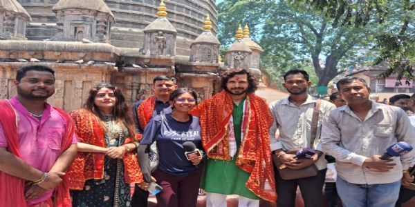 कामाख्या धाम पहुंचे बॉलीवुड अभिनेता क्रांति प्रकाश झा, असम पर बनाएंगे फिल्म