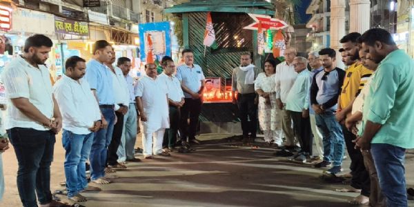 कांग्रेसियों ने विमान हादसे के मृतकों व बलिदान एएसपी को श्रद्धांजलि दी