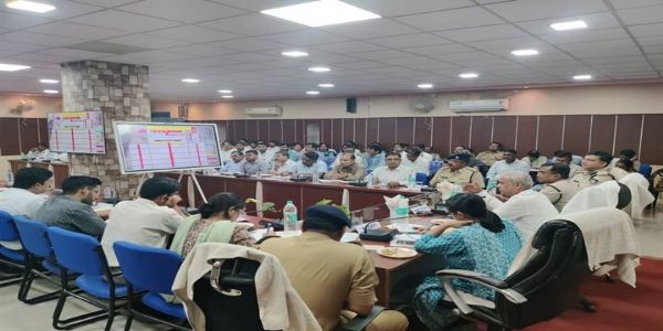 इंदौरः राष्ट्रपति के कार्यक्रम के मद्देनजर संभागायुक्त ने बड़वानी पहुंचकर ली बैठक