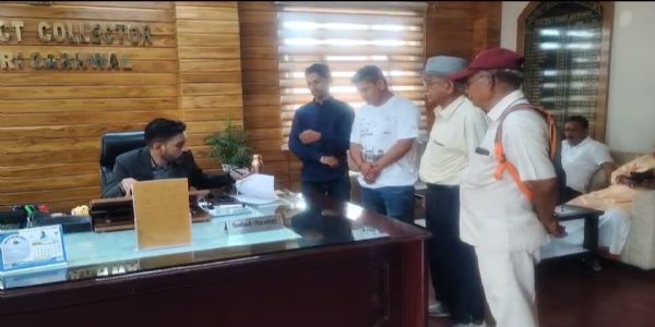 अयाल गांव के ग्रामीणों ने पेयजल व्यवस्था को दुरुस्त करने की डीएम से लगाई गुहार