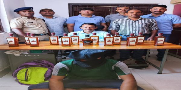 आरपीएफ ने एक आरोपित को शराब के साथ किया गिरफ्तार