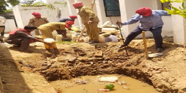 पुलिस-प्रशासन की बड़ी कार्रवाई,दो हजार लीटर अवैध शराब नष्ट