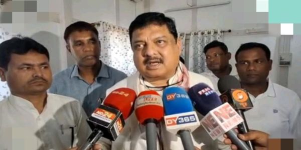 धुबड़ी में सांसद निधि कार्यों की रकीबुल हुसैन ने की समीक्षा