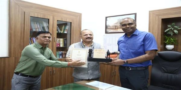 भोपालः लक्ष्य से अधिक सशस्त्र सेना झंडा निधि एकत्रित करने पर संभागायुक्त सम्मानित