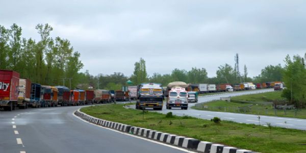 जम्मू-श्रीनगर राष्ट्रीय राजमार्ग यातायात के लिए खुला