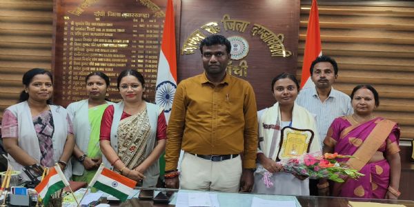 उपायुक्त ने इंटर साइंस, कॉमर्स और ऑर्ट्स टॉपर को किया सम्मानित