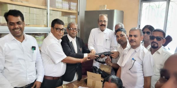 संघ ने किया अधिवक्ताओं के बीच छाते का वितरण