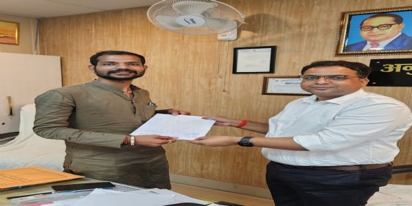 राजद नेता ने एसडीओ को समस्याओं के निराकरण को लेकर सौंपा ज्ञापन