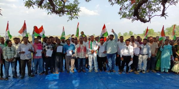 कांग्रेस प्रखंड कमेटी की बैठक में पदाधिकारियों को सौंपा गया पत्र