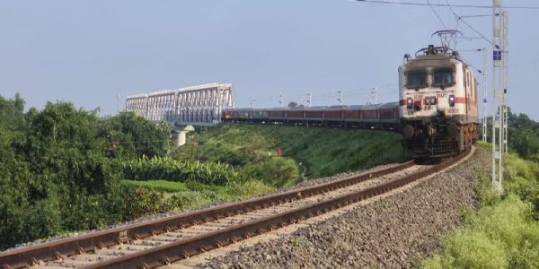 जलपाईगुड़ी रोड और सियालदह के बीच नई रेल सेवाएं