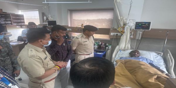 सड़क हादसे में घायल हुआ एसपी कार्यालय का चपरासी, अस्पताल में मिलने पहुंचे एसपी