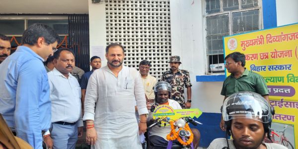 सम्बल योजना के तहत दिव्यांगजनों को दी गई बैट्री चलित ट्राई साईकिल