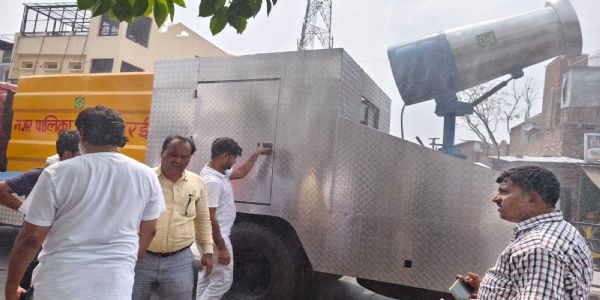 गर्मी से राहत के लिए मशीन से जालौन की सड़कों पर पानी की फुहार