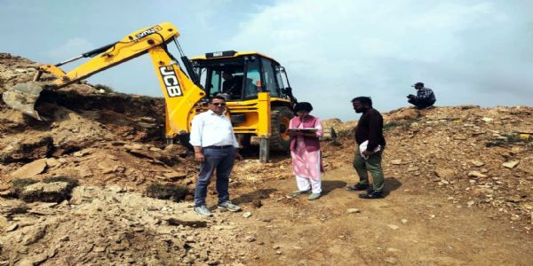 नाप भूमि पर अवैध खनन, जेसीबी जब्त, 2 लाख का जुर्माना