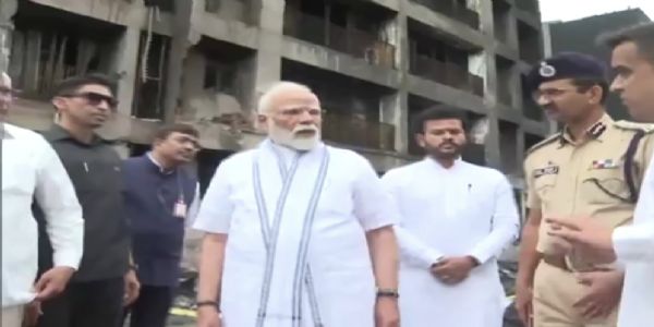 प्रधानमंत्री मोदी ने अहमदाबाद में विमान दुर्घटनास्थल का जायजा लिया, घायलों से मिलने पहुंचे अस्पताल