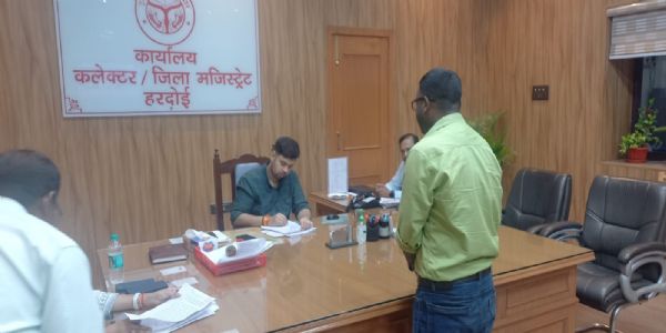 जन सुनवाई में पात्र बुजुर्गों के बने आयुष्मान कार्ड