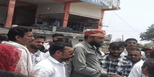 राजगढ़ः ढाबे पर गौ मांस बेचने पर करणी सेना ने किया हंगामा, खाद्य अधिकारी ने लिए सैंपल