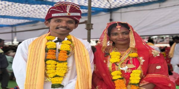 आत्मसमर्पित नक्सली जोड़ों ने वैदिक रीति-रिवाजों के साथ विवाह रचाया