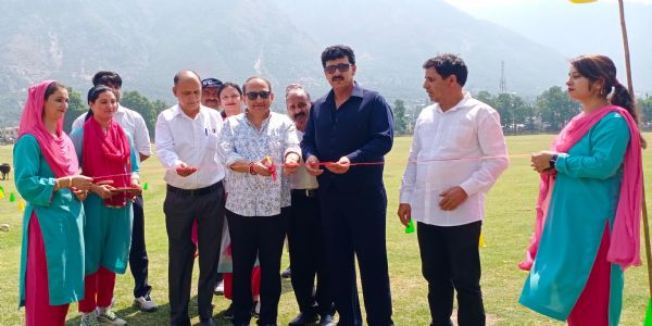 अंतर-क्षेत्रीय जिला टूर्नामेंट के उद्घाटन के दौरान चौगान ग्राउंड किश्तवाड़ में खेल भावना चरम पर रही