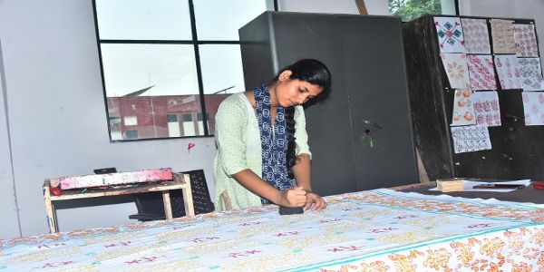 बचपन से ही मूक बधिर निधि ने अपने हुनर के दम पर बदली पूरी जिंदगी