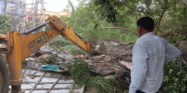रेलवे की जमीन से हटाया गया अतिक्रमण