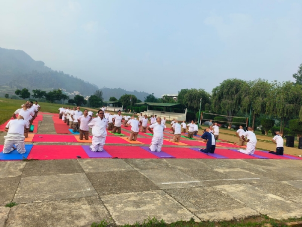 पिथौरागढ़ में योगाभ्यास करते लोग। पिथौरागढ़ में योगाभ्यास करते लोग।