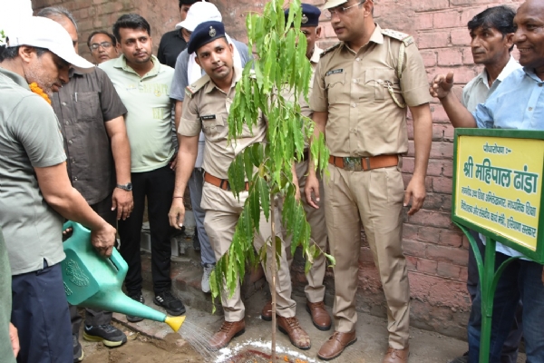 गांव उग्रा खेड़ी में पौधारोपण करते शिक्षा मंत्री महिपाल डंडा