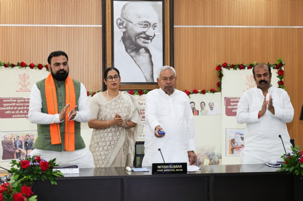 मुख्यमंत्री नीतीश कुमार सामाजिक सुरक्षा पेंशन योजना एवं मुख्यमंत्री कन्या उत्थान योजना के लाभुकों के खाते में  राशि का डी०बी०टी० के माध्यम से  हस्तांतरण करते