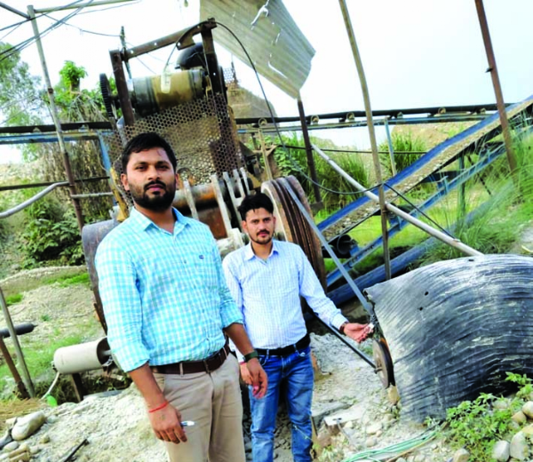 स्टोन क्रेशर सीज करते हुए