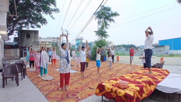सलेमपुर भूमिया खेड़ा मंदिर पार्क में चल रहे 21 दिवसीय योग शिविर के दौरान योगाभ्यास करते प्रतिभागी