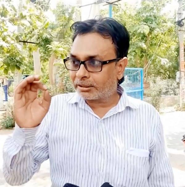 अपना पक्ष रखने के लिए एचटीएम थाना के बाहर संजय चौहान।