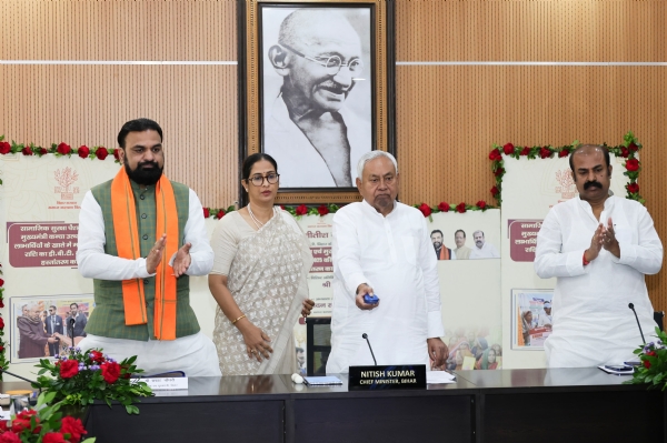 मुख्यमंत्री नीतीश कुमार सामाजिक सुरक्षा पेंशन योजना एवं मुख्यमंत्री कन्या उत्थान योजना के लाभुकों के खाते में  राशि का डी०बी०टी० के माध्यम से  हस्तांतरण करते