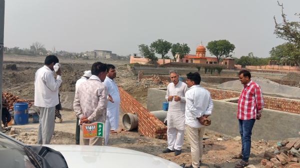 तालाब का निरीक्षण करते हुए चेयरमैन डा. संजय जांगड़ा।