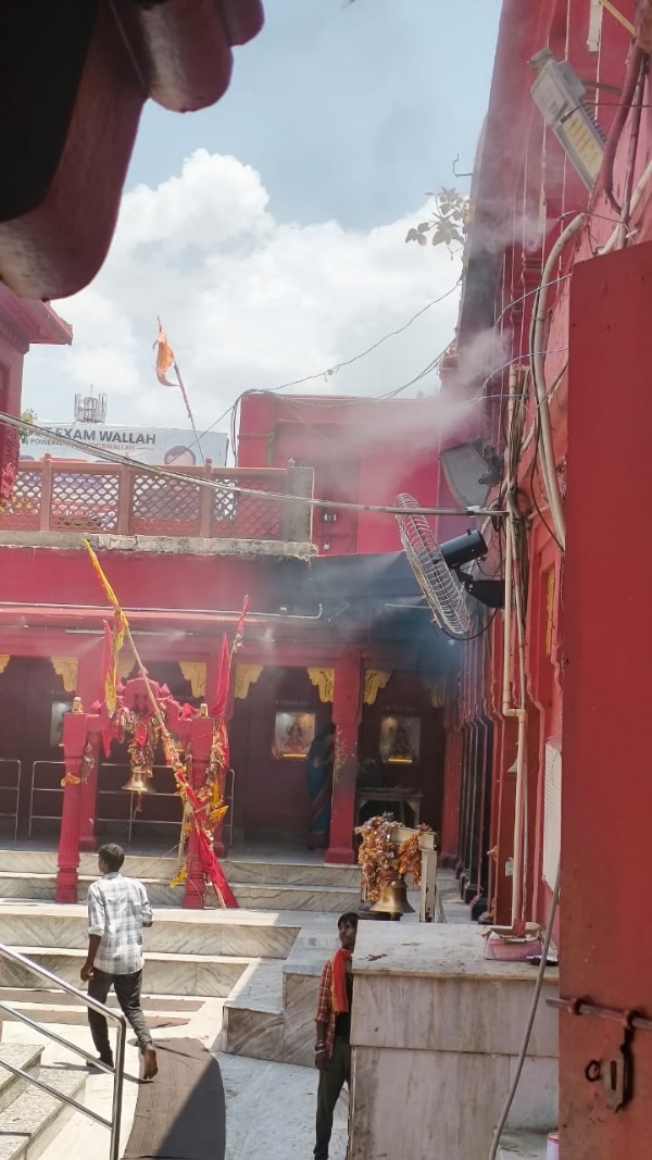 पंखे में लगा हाई प्रेशर मिस्टइंग सिस्टम