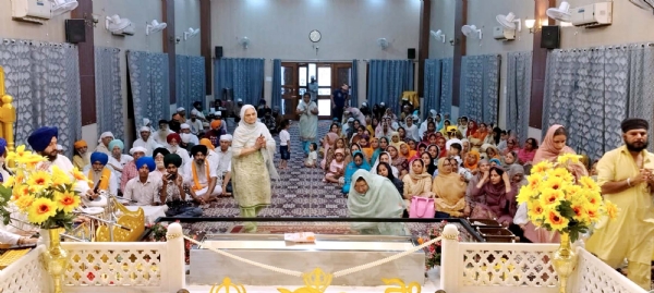 गुरूमत समागम में गुरूबाणी सुनते हुए श्रद्धालु।