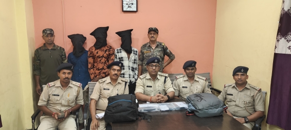 गिरफ्तार लुटेरे एवं जानकारी देते पुलिस पदाधिकारी