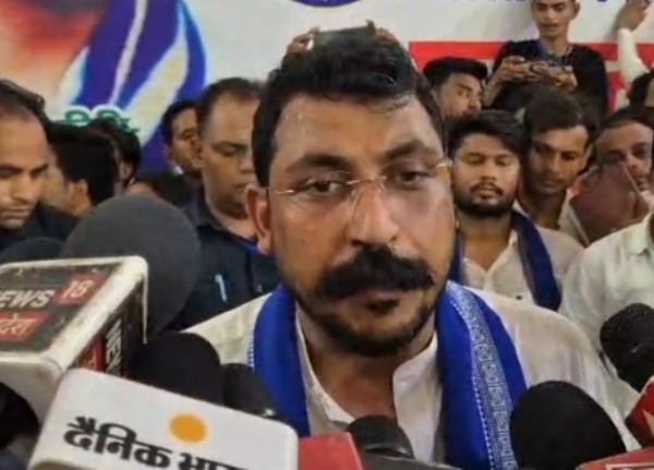 मीडिया को संबोधित करते