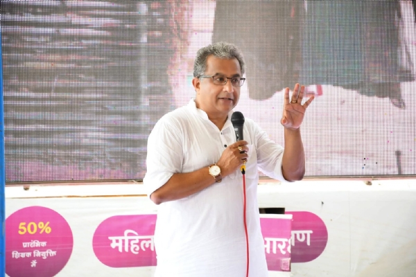अररिया फोटो:नीतीश मिश्रा महिलाओं से संवाद करते