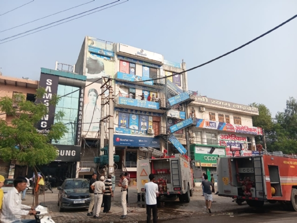 भिवानी में लगी आग पर काबू पाती फायर ब्रिगेड की गाड़ियां
