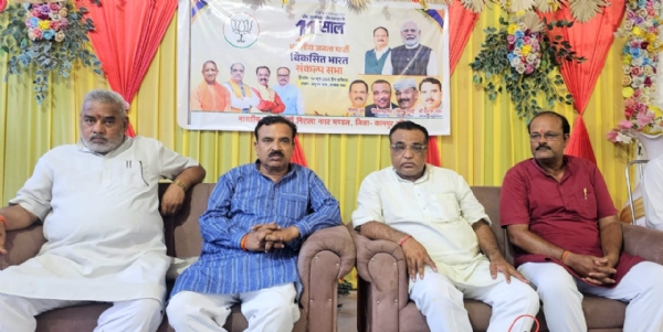 बैठक करते क्षेत्रीय अध्यक्ष व अन्य बैठक करते क्षेत्रीय अध्यक्ष व अन्य