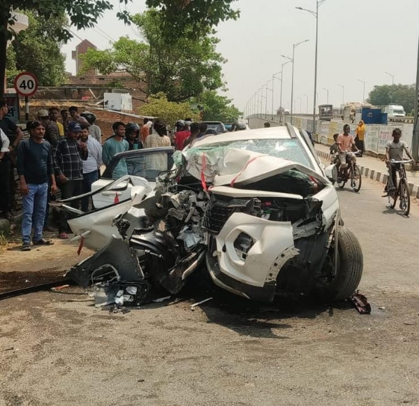 दुर्घटनाग्रस्त कार