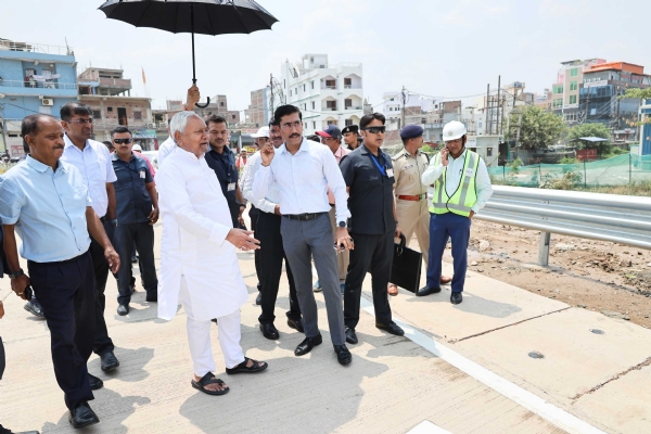मीठापुर-महुली रोड का निरीक्षण करते मुख्यमंत्री  नीतीश कुमार