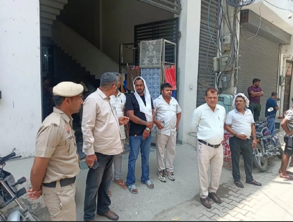 पानीपत नगर निगम द्वारा प्रॉपर्टी सेल करने के दौरान मौके पर मौजूद नगर निगम अतिरिक्त आयुक्त संजय कुमार