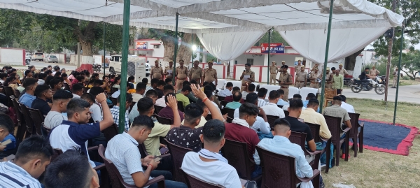 पुलिस बल को आवश्यक जानकारी देते अपर पुलिस अधीक्षक महेंद्र पाल सिंह