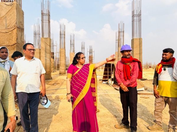नवनिर्मित मां विंध्यवासिनी विश्वविद्यालय का निरीक्षण करती कुलपति प्रो. शोभा गौड़।